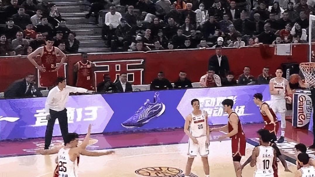 6次错判4恶意犯规！57号裁判背后给T，王少杰重伤，广东内线告急！