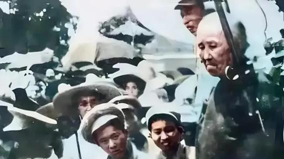 50年双枪老太婆被枪毙前的照片，她一脸倔强，一副顽抗到底的模样