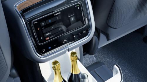 ​不再只有司机爽，极氪9X拿下双榜第一靠的是搞定全家人的快乐