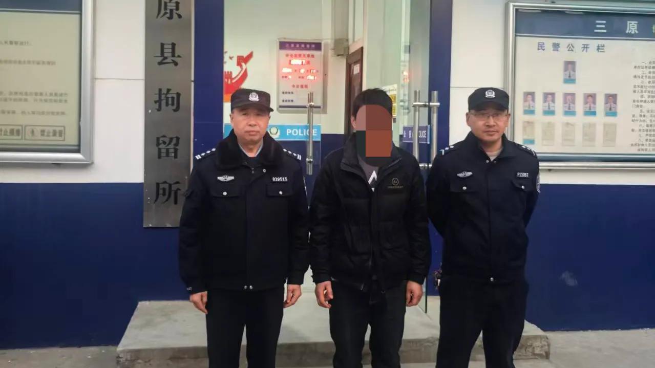 咸阳三原民警夜巡，当场抓获往后视镜上贴涉黄小卡片的他