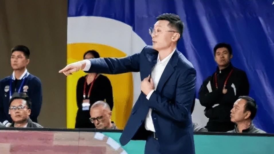 输青岛发布会！刘炜批防守寻防守尖兵，提3将发挥，谈哈里斯融入