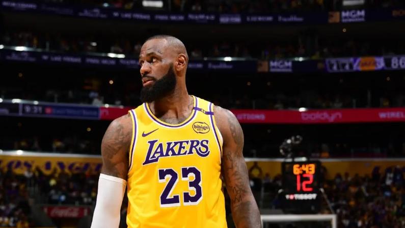 湖人狂虐雄鹿！里夫斯逆袭当大腿，克莱伯成隐藏功臣