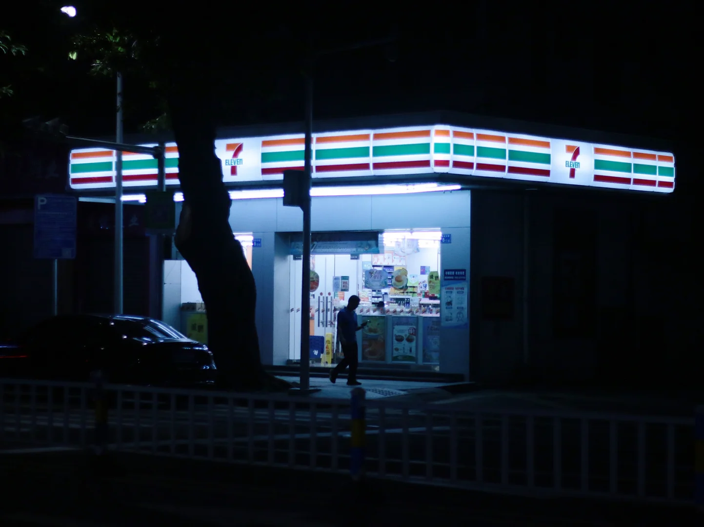 加班到凌晨，楼下便利店老板的举动暖哭我