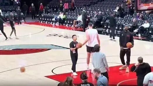 16号新秀小王送翻译入选NBA教练组
