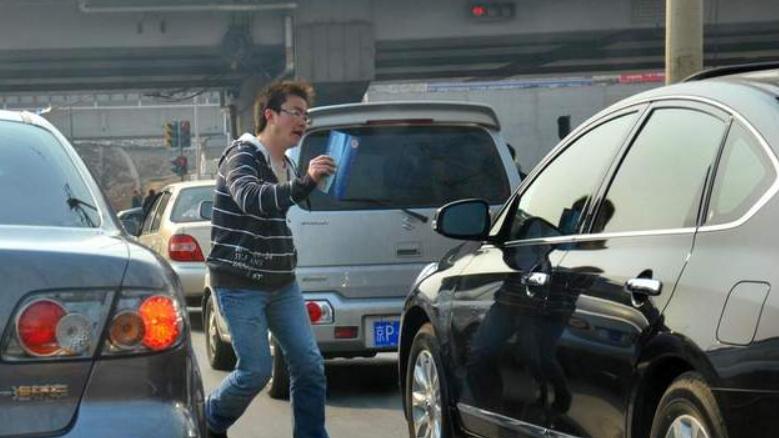 礼让救护车引发“路怒”，文明驾驶挑战重重