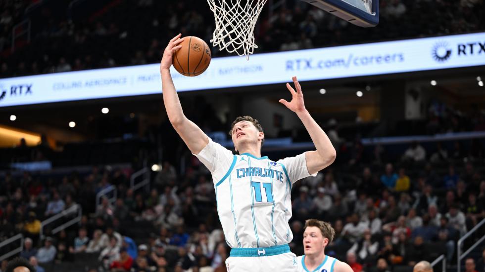 没对比就没伤害，杨瀚森大杀四方的夜晚，同届中锋坐穿板凳