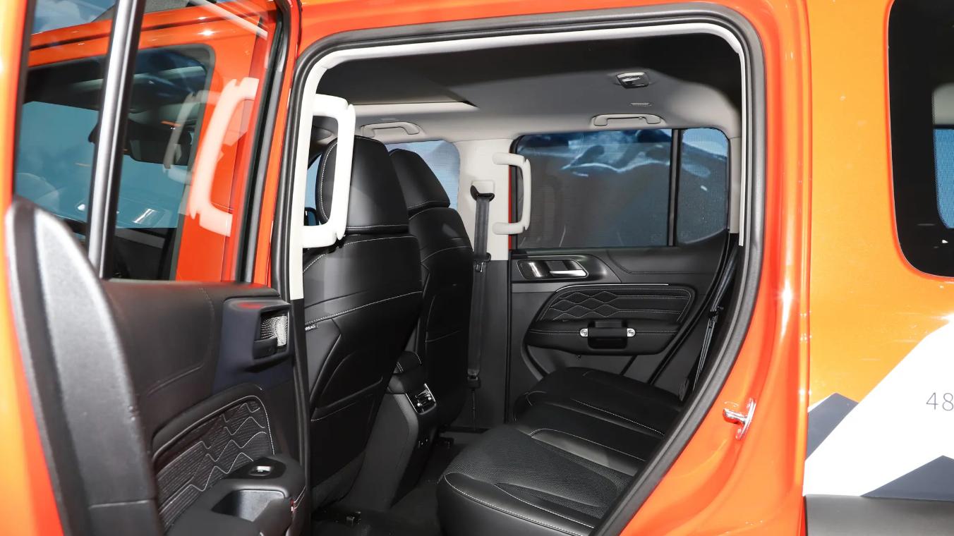 配9500磅无线遥控绞盘，还有2.5吨牵引资质，全新坦克300亮相了