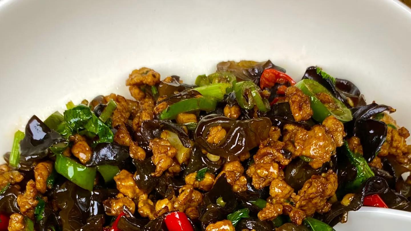 3步搞定让米饭消失的香辣木耳炒肉，厨房小白秒变大厨