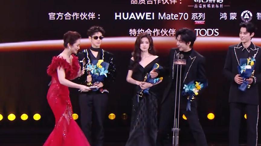 微博之夜：蓝羽的临场秀，闪耀全场！