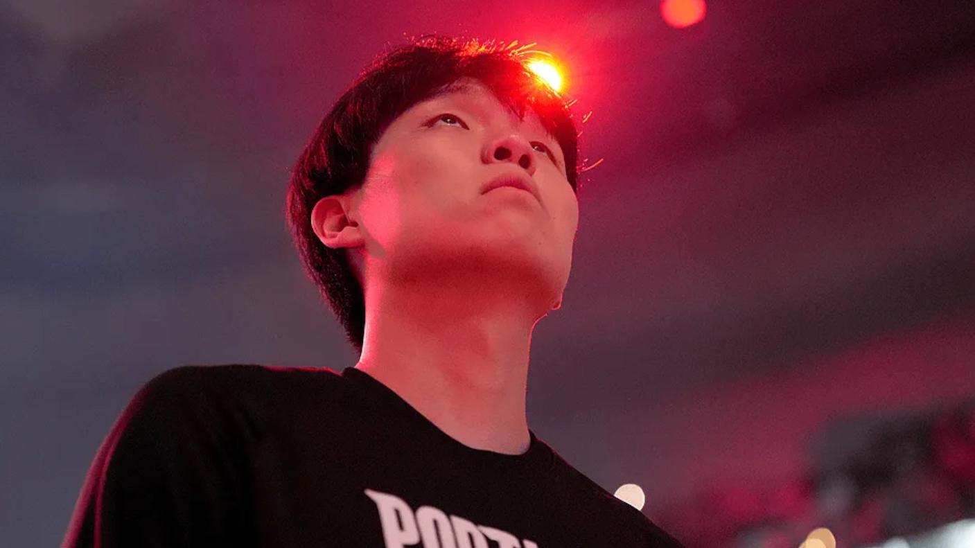 杨瀚森坦承在NBA常规赛的"渺小感"，逆境之中能否实现华丽转身？