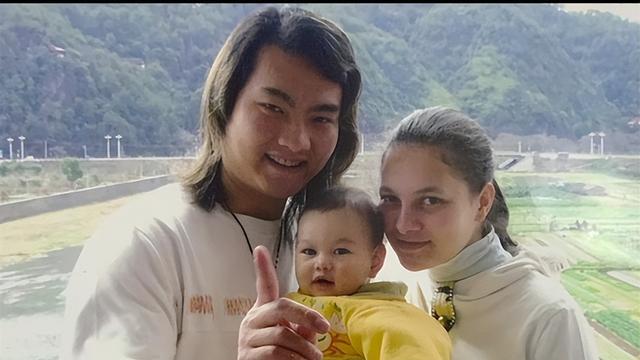 泪目！洋媳妇奇娜父母来华奔丧，杨淙下跪迎接，婆婆鞠躬说对不起