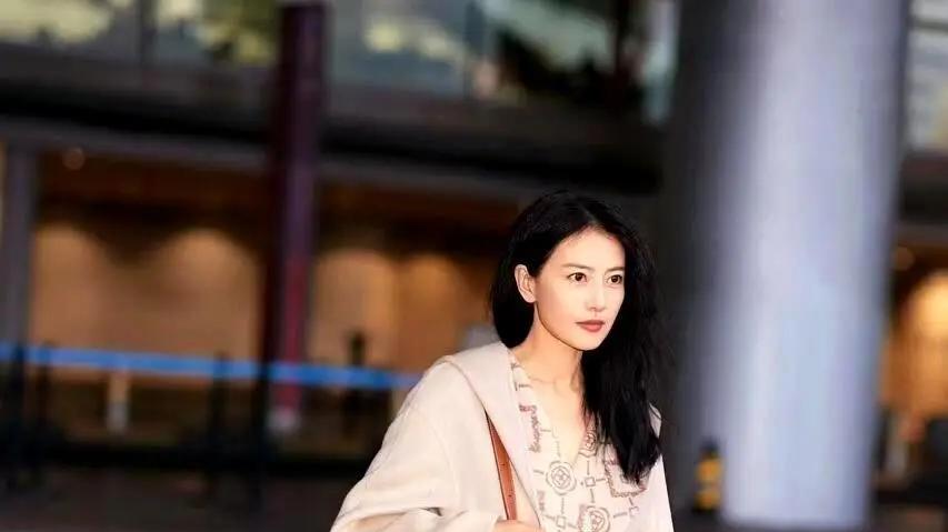 45岁高圆圆真任性！穿“浴袍大衣”将机场变秀场，不俗反而很高级