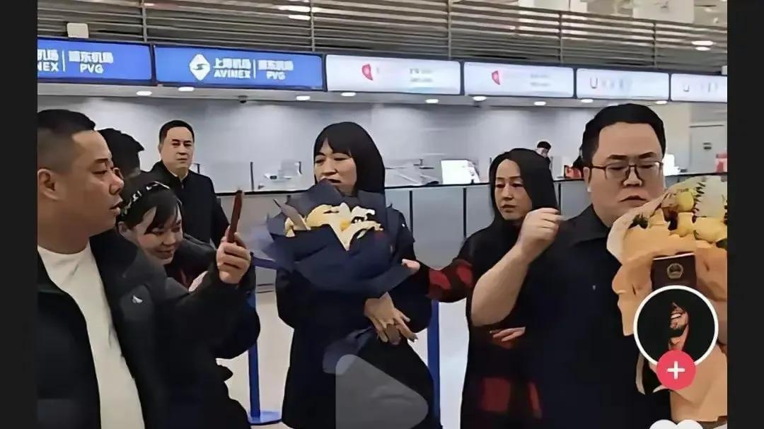喜讯！吴卫东把女儿和另一女孩带回国，机场振臂欢呼，现场照曝光