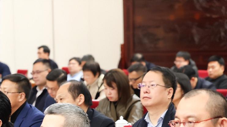 央视表彰会暴露咖位，吴京靠边站，雷佳音侧身让位，C位雷打不动