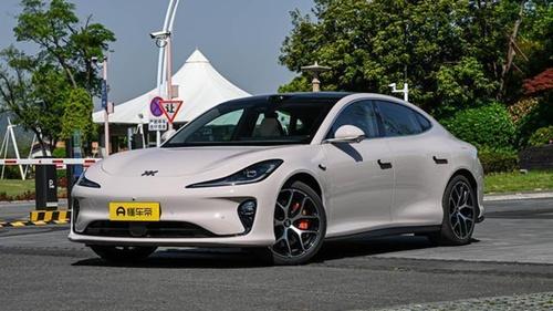 新车  升级后轮转角 全景天幕分段可调 新款智己L6预售22.99万元起