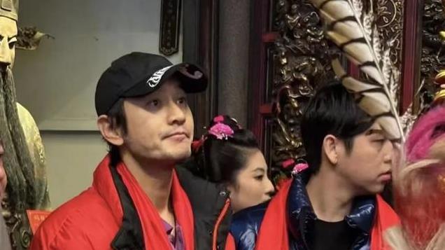 黄晓明初二拜妈祖，父母陪着他，怀孕叶珂没现身，儿子在杨颖那边