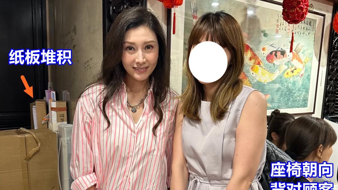 李嘉欣香港餐厅合影粉丝，她皮肤白皙超美丽，坐在堆废纸板的角落