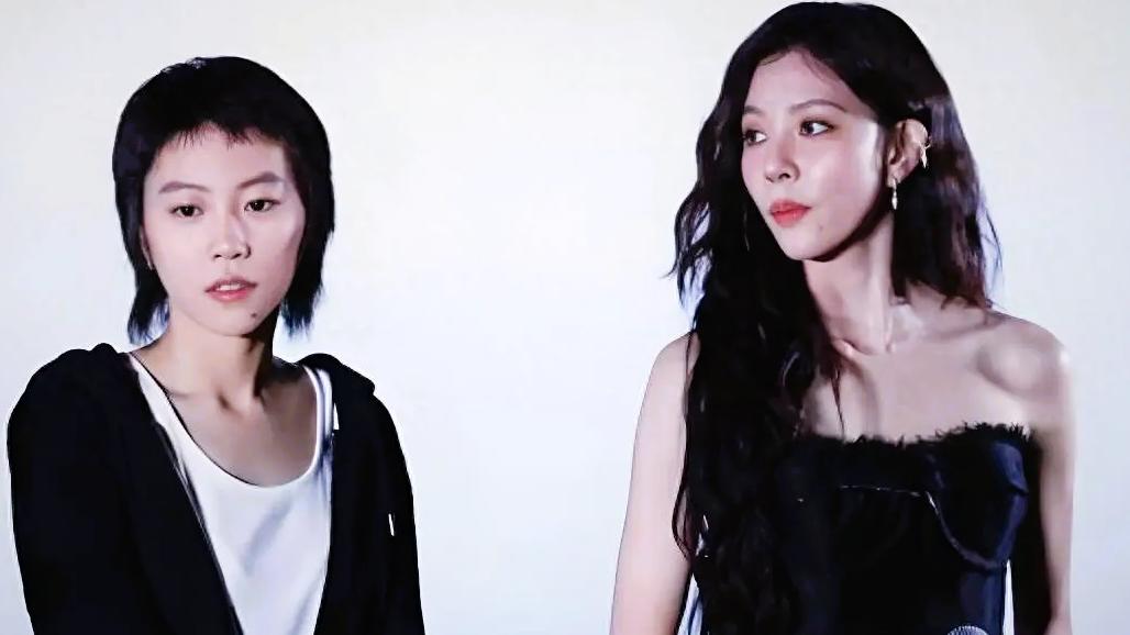 窦靖童宋妍霏牵手遛狗画面曝光，同款物证连环扒，恋情藏不住