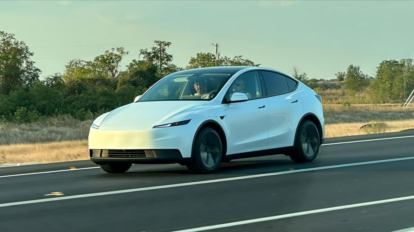 简配版特斯拉Model Y Standard测试谍照曝光——更多细节同步揭晓