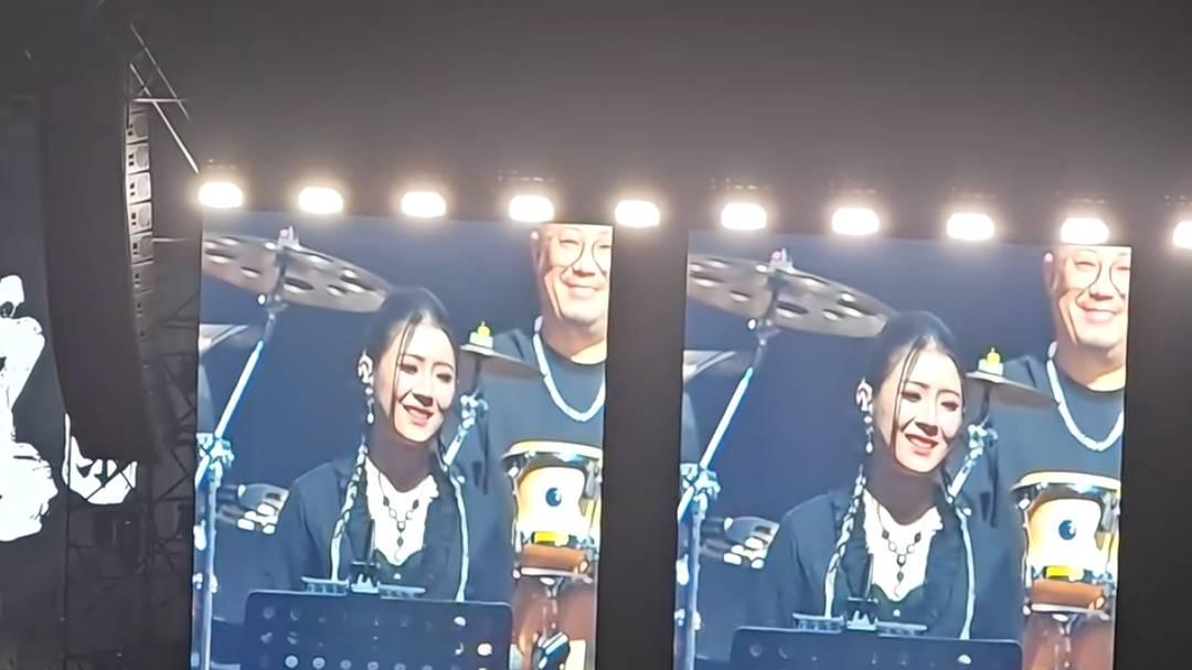 郑钧演唱会女儿为他和声，长得漂亮台风像爸爸，26岁改新名曝光