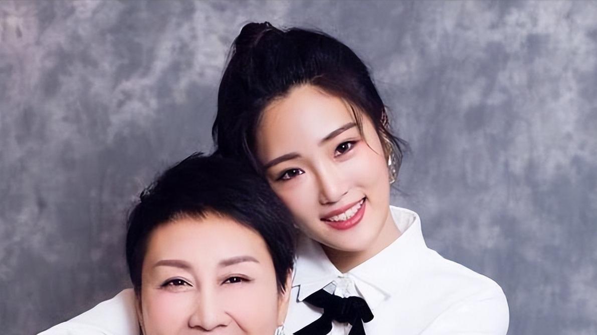 原来她是张凯丽女儿！怪不得能频繁上央视，是妈妈的骄傲更是心病