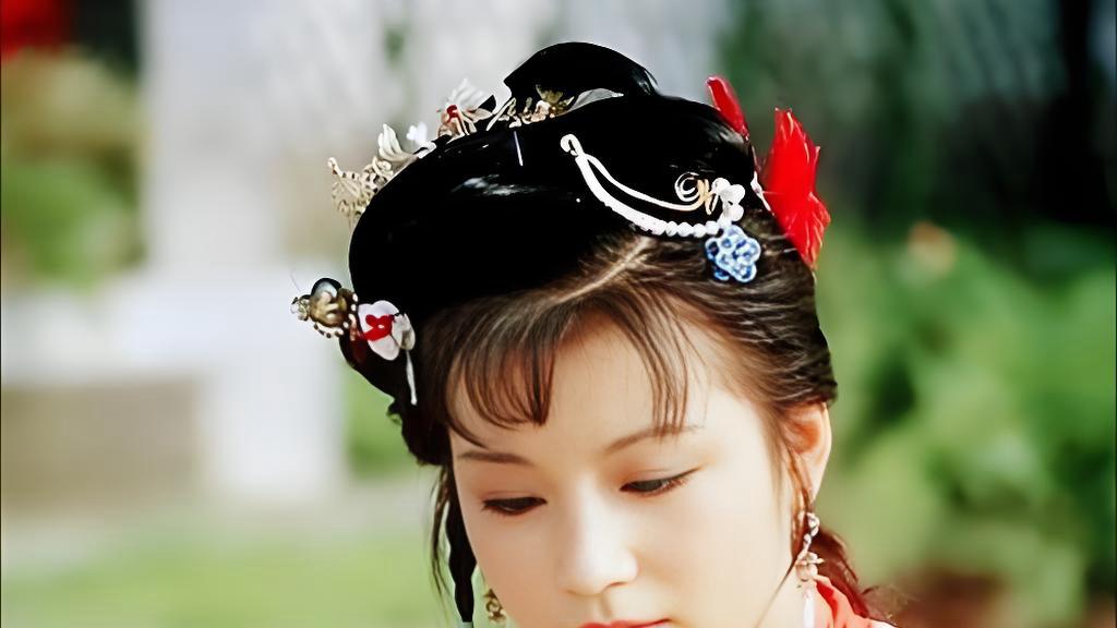 史湘云同薛宝钗同住一屋，三更半夜，薛宝钗做针线时，她在做啥？