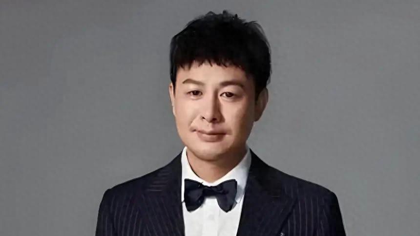 张颂文被爆扔粉丝信，这事背后，明星、粉丝和舆论乱成一锅粥。