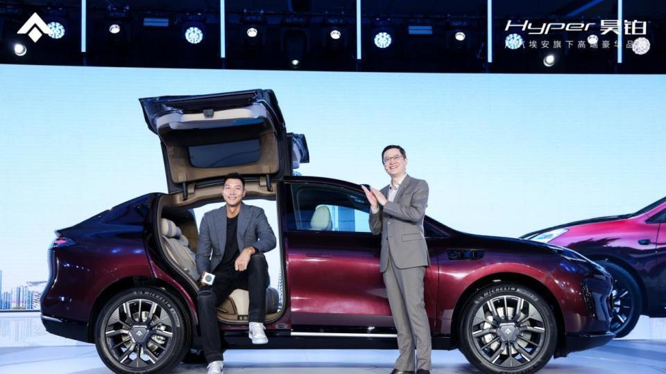 670km续航800V快充，从近23万降到17万多，还要啥小米SU7？