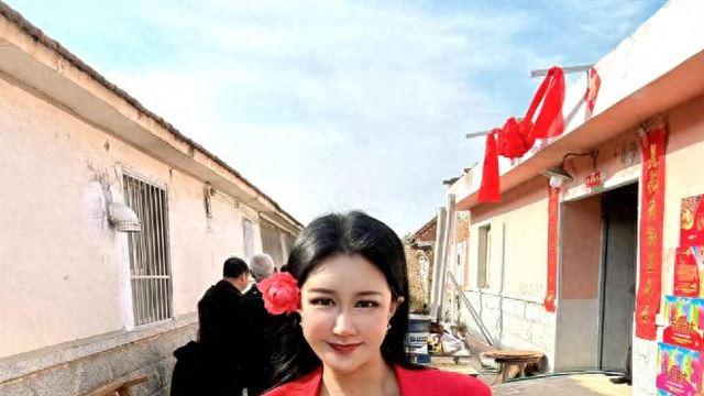 炸裂！三级片女星嫁山东农村，摆流水席条件简陋，喝18元一件啤酒