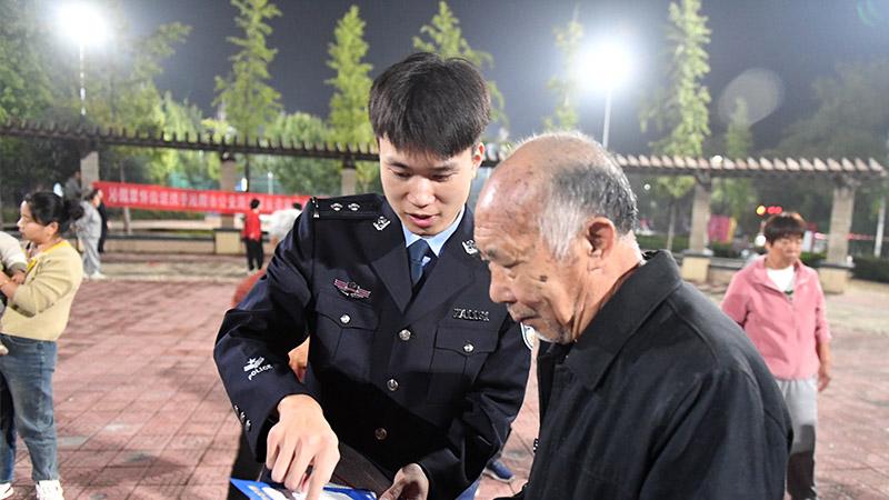 “警察小店”东关村出摊，禁毒知识入人心