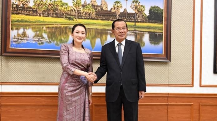 洪森老狐狸阴沟翻船，佩通坦一招“跪着赢”破死局