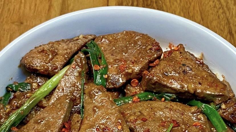 爆炒猪肝：10分钟搞定的家常下饭菜，嫩到飙汁的秘诀全在这！