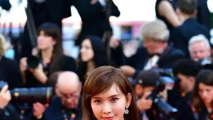 戛纳海边偶遇50岁林志玲，纤细像美人鱼，连换4套礼服美得太轻松
