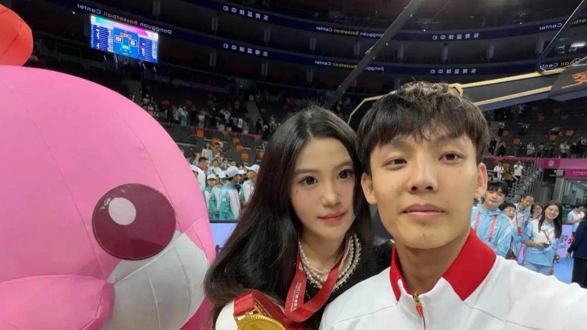 这次公开了！女友高调现身全运颁奖现场 徐杰送出“鸡腿”秀恩爱