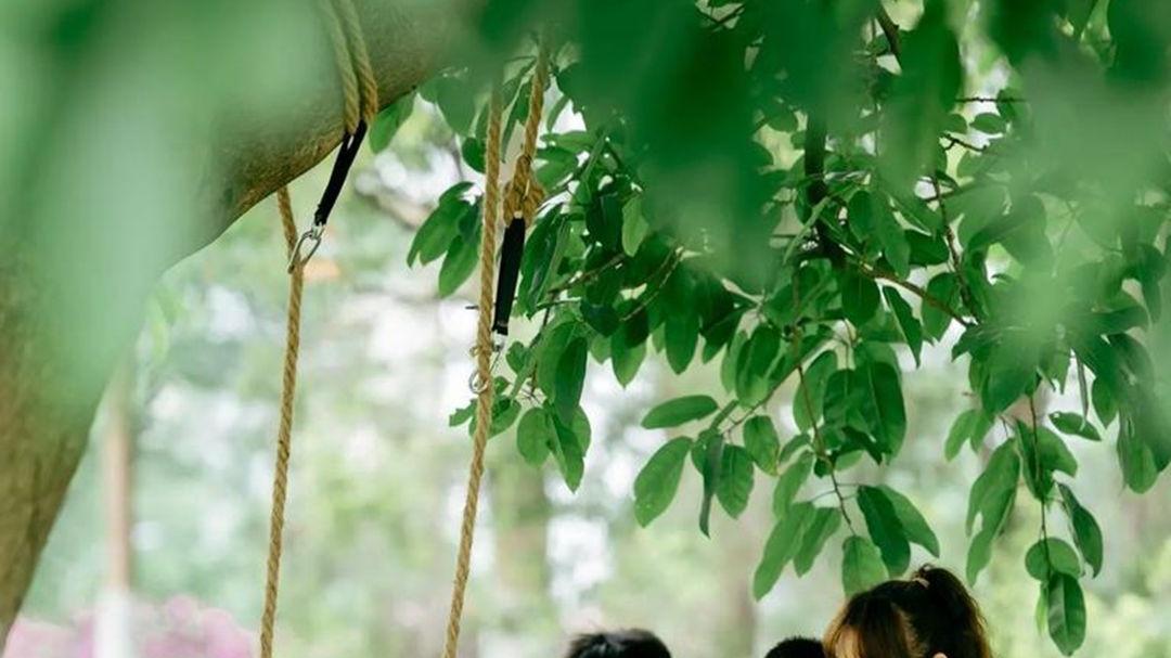 情感：河北邯郸磁州窑场，婆媳绘白地黑花，磁泥素胎写和谐