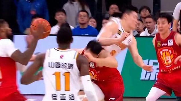 中国篮协召开裁判会议，点名“新恶汉”名字，加强管理犯规动作！