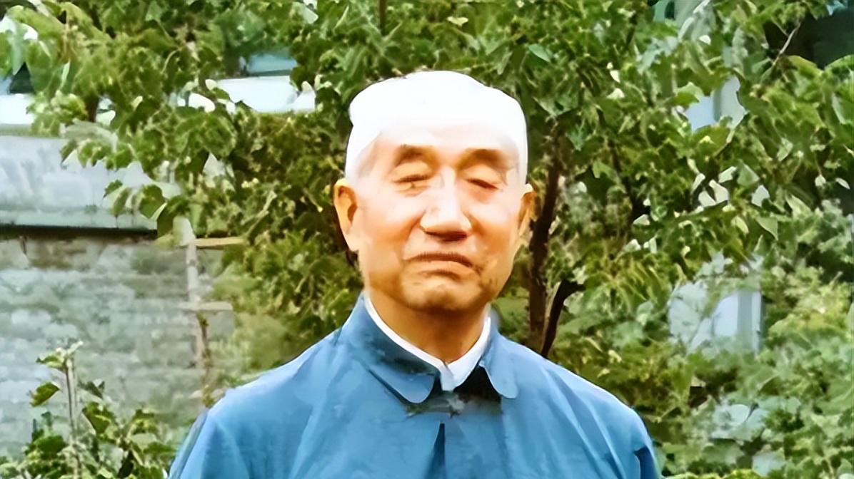 怀仁堂徐元帅拍桌子说: 我不需要你保! 伟人笑道: 老实人发火了