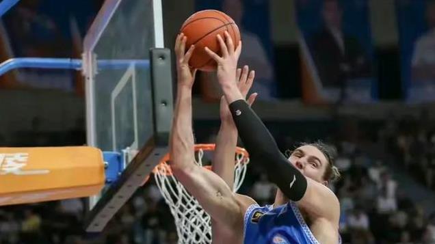 抠抠索索！CBA鱼腩队为省俩钱儿，将外援连裁2次后，又签回来了