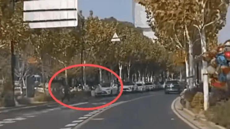 上海一家3口横穿马路爸爸冲司机竖中指拦车挑衅 更多细节曝光