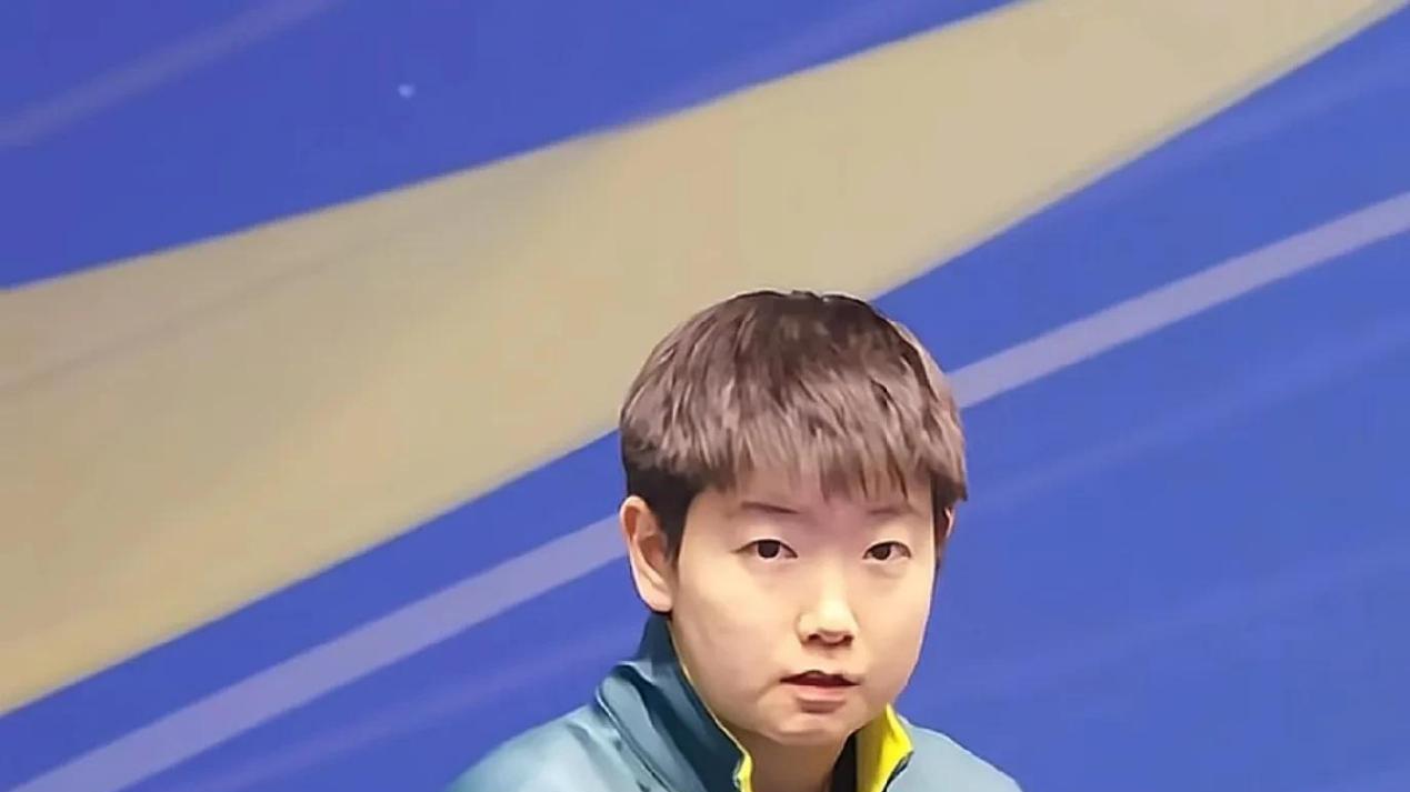 林诗栋压力真大，孙颖莎合照来了，这个表情很亮眼！