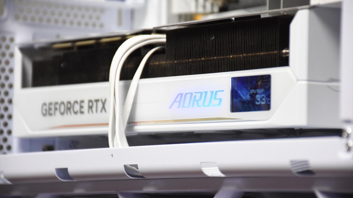 超越公版的2805MHz频率+双BIOS切换：技嘉RTX5080超级雕ICE实测