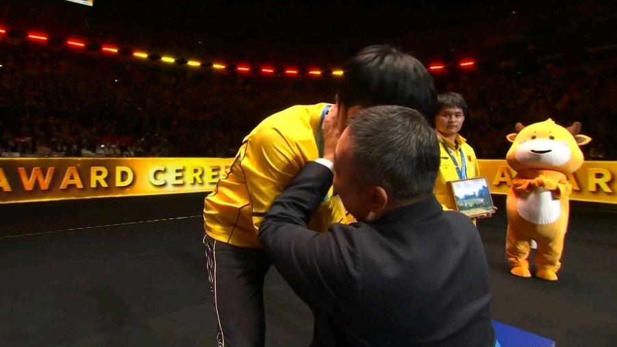颁奖仪式：王楚钦笑容灿烂，刘国梁亲发奖杯贴脸颊耳语，说了啥？