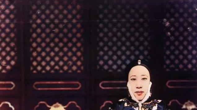 袁世凯五姨太的罕见留影，头发稀疏青春不再，被称为袁府的王熙凤