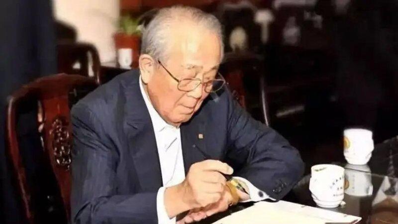 稻盛和夫说：没有人会去帮助一个毫无价值的人，你必须要好好经营自己，就算跌入谷底，也要有与人交换的筹码