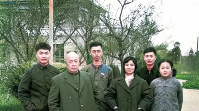 1975年，陈小鲁和粟惠宁度蜜月的留影，郎才女貌，真正的门当户对