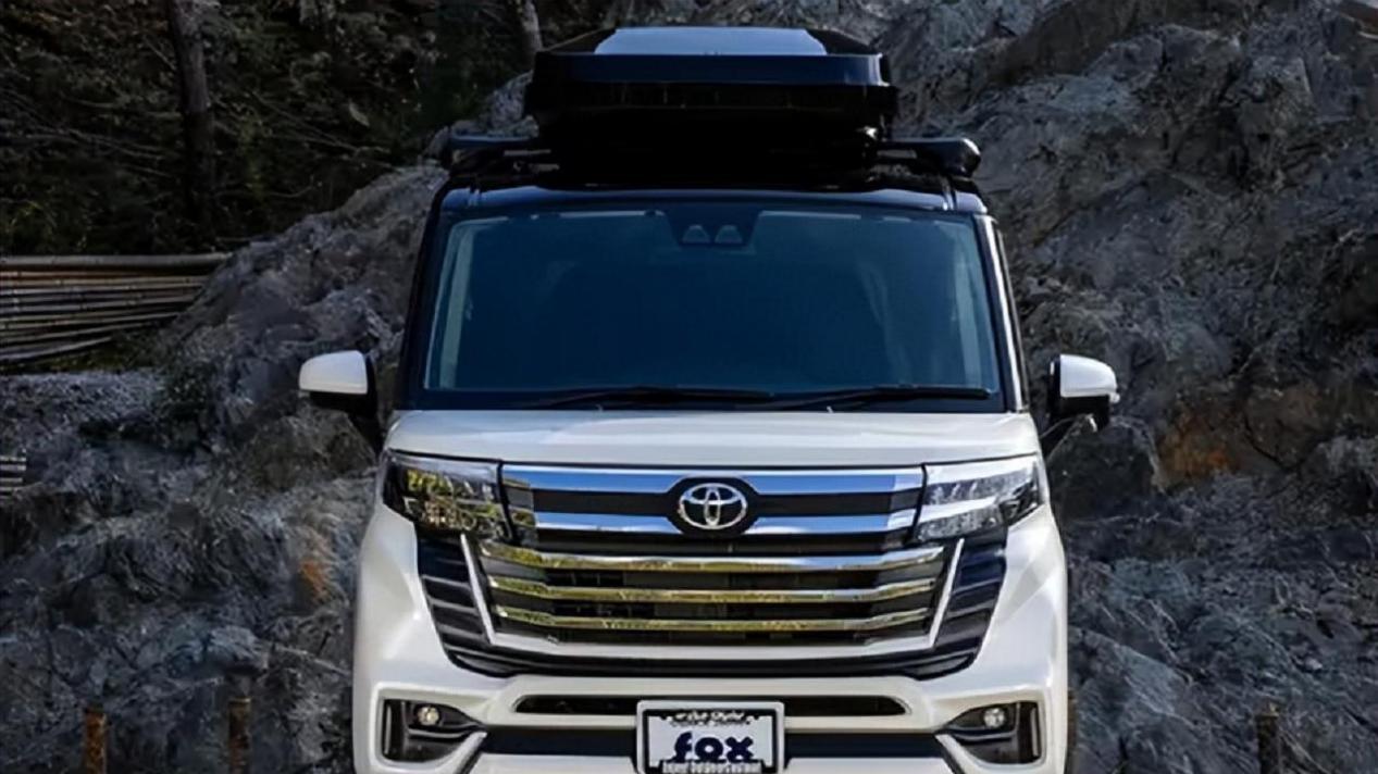 全新丰田“旅行床车”实车曝光，配兰德酷路泽前脸+双侧滑门设计
