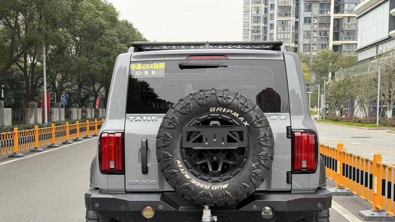2022款坦克300仅14万出头，硬派越野，带你翻山越岭！