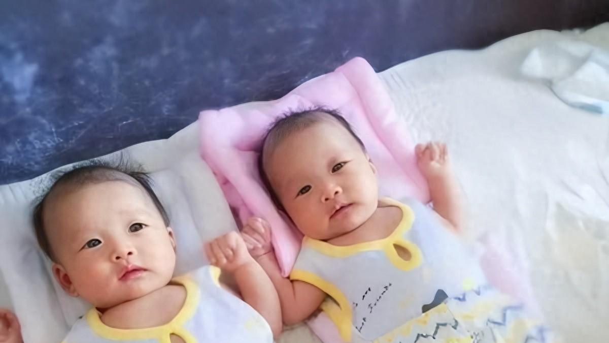 双胞胎分开抚养：一个城市娃，一个乡下娃，3年后差别大到不敢认？