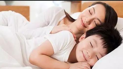男婴出生后“眼睛太小”，家人每天贴胶带拉伸眼皮，网友一边倒指责家长