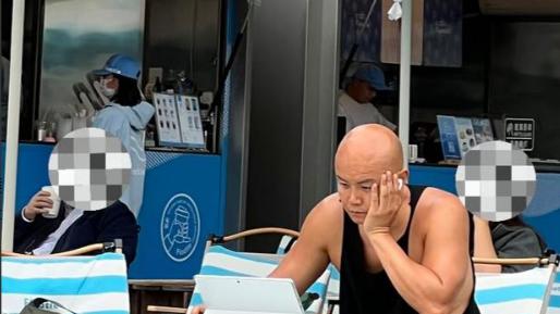 50岁乐嘉现身深圳海边度假